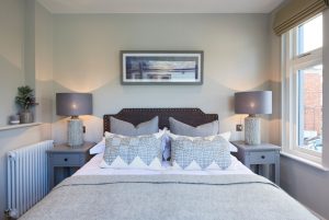 Guest bedroom purple & grey cushions - Interior Design